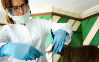 Zagabria Croazia, parrucchiere lavora durante la pandemia del coranavirus.