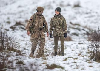Kate Middleton insieme a un soldato della guardia irlandese