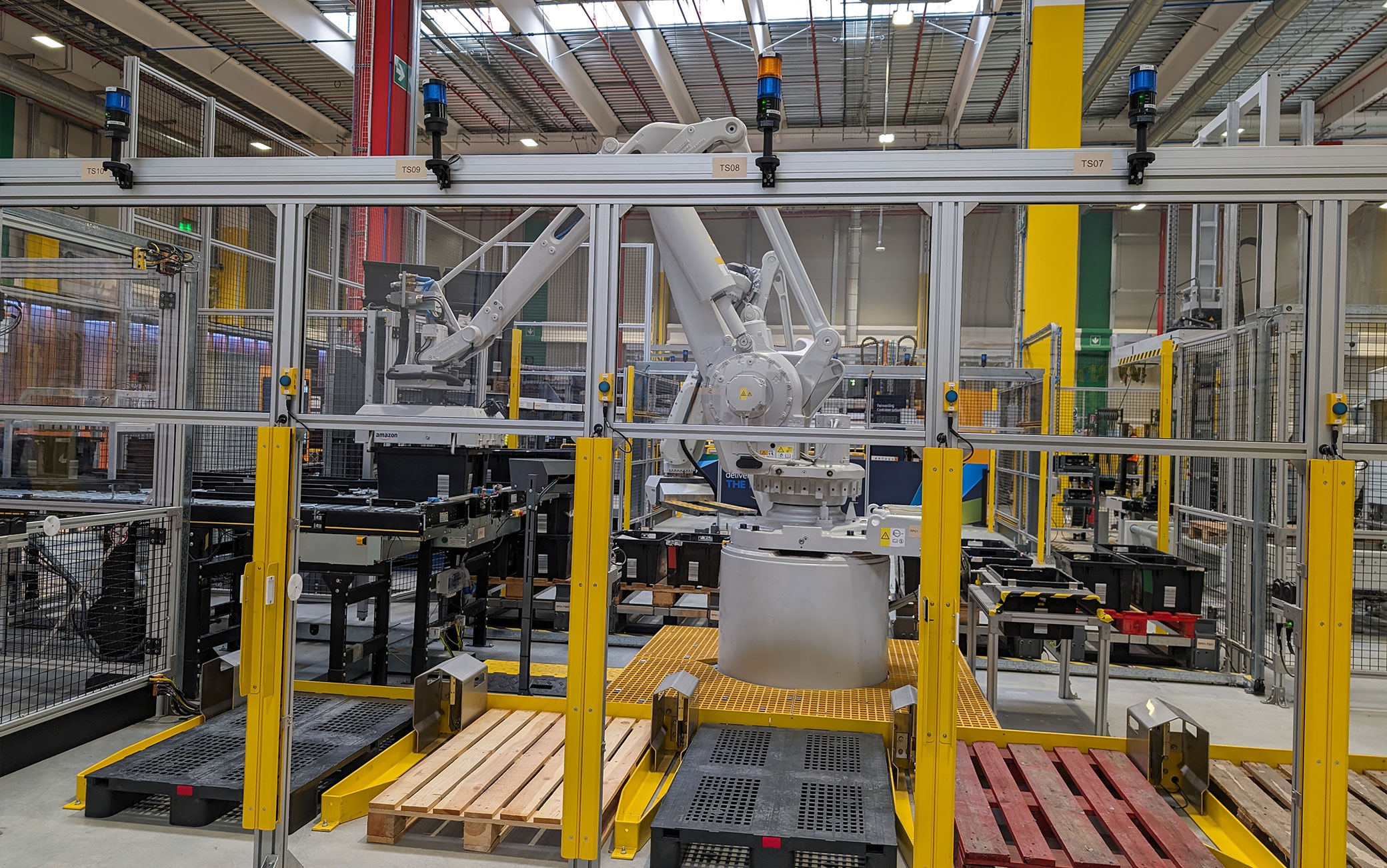 Operations Innovation Lab di Amazon a Vercelli: visita, robot, cosa si ...