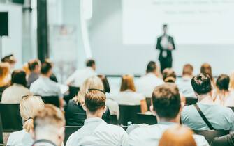 persone adulte in aula