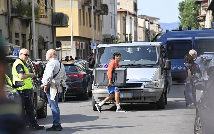 Forze dell'ordine durante le operazioni di sgombero dell'ex hotel Astor, lo stabile occupato in via Maragliano a Firenze da dove sabato scorso è scomparsa la piccola Kata, la bambina peruviana di 5 anni che nel palazzo abita con la famiglia, 17 giugno 2023. ANSA/ LISA GUILEMI