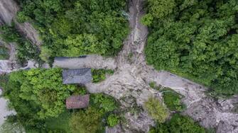 Frana alle porte di Monterenzio che blocca l'accesso al paese, 20 maggio 2023. Landslide near Monterenzio that blocks access to the town, in Monterenzio, Emilia-Romagna region, Italy, 20 May 2023. The death toll from this week's deadly flooding in Emilia Romagna has climbed to 14 after the police recovered the body of a man in his 70s in Faenza early on Friday. The northeastern region will remain on red alert on Saturday with more rain forecast. Among other things, the risk of landslides is considered particularly high. The number of people who have had to leave their homes because of the flooding in Emilia-Romagna has risen to over 15,000, the regional government said on Friday. ANSA/MAX CAVALLARI