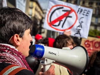 Manifestazione studentesca contro il G7 dei ministri degli esteri e in solidarietà con il popolo palestinese.  Napoli 19 Aprile 2024. ANSA/CESARE ABBATE