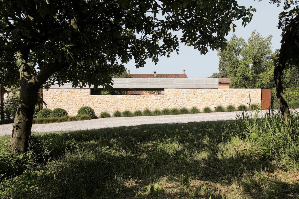 Vista_dal_vigneto_del_padiglione_del_Brolo_della_cantina_Gorgo.jpg