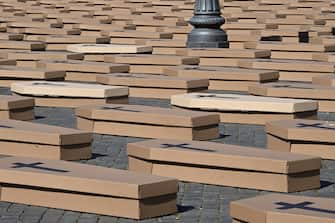 Una immagine dell'iniziativa organizzata dalla UIL, 'Mille bare a Piazza del Popolo' per ricordare le vittime del lavoro a Roma, 19 marzo 2024. 
 ANSA/MAURIZIO BRAMBATTI