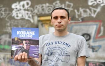 Italian autor, drawer and comics artist Zerocalcare, pictured during the presentation of his jounrlaistic comic book "Kobane Calling" in Berlin, Germany, 23 May 2017. Zerocalcare describes in the book his research trips to Syria, Iraq, the kurdish autonomous region of Rojava in Turkey and the ISIS-occupied city of Kobane in 2014. Photo: Jens Kalaene/dpa-Zentralbild/ZB