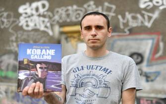 Italian autor, drawer and comics artist Zerocalcare, pictured during the presentation of his jounrlaistic comic book "Kobane Calling" in Berlin, Germany, 23 May 2017. Zerocalcare describes in the book his research trips to Syria, Iraq, the kurdish autonomous region of Rojava in Turkey and the ISIS-occupied city of Kobane in 2014. Photo: Jens Kalaene/dpa-Zentralbild/ZB