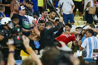 RIO DE JANEIRO, BRAZIL - NOVEMBER 21: Argentina supporters clash with police officers during FIFA World Cup 2026 Qualifier match between Brazil and Argentina at Maracana Stadium on November 21, 2023 in Rio de Janeiro, Brazil. (Photo by Marcello Dias/Eurasia Sport Images/Getty Images)