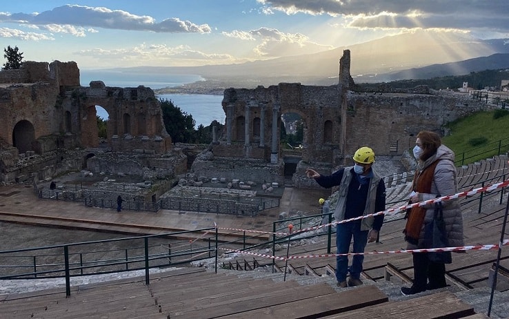 Gli operai al lavoro per il restauro delle gradinate del Teatro Antico di Taormina