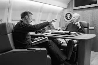 L’Air Force One ha lasciato la Joint Base Andrews sotto la copertura dell'oscurità alle 4,15 di domenica, ora locale (10,15 ora italiana). Ai giornalisti a bordo dell’aereo non è stato permesso di portare con sé i propri dispositivi. Il programma pubblico di Biden non rivelava il viaggio e la scorsa settimana i funzionari della Casa Bianca hanno ripetutamente escluso una visita in Ucraina affermando che non era in programma