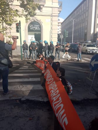 Blocco stradale davanti a Palazzo di Giustizia e vernice lavabile versata sulla fontana dei Malavoglia, colorandola di arancione nell'adiacente piazza Verga: sono le due azioni di 'disobbedienza civile' realizzate a Catania da aderenti alla campagna Fondo riparazione, promossa da Ultima generazione, 10 novembre 2023.
ANSA/ UFFICIO STAMPA ULTIMA GENERAZIONE ++HO  - NO SALES EDITORIAL USE ONLY +NPK+