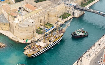 arrivo dell'Amerigo Vespucci a Taranto (credit: Andrea Modica)
