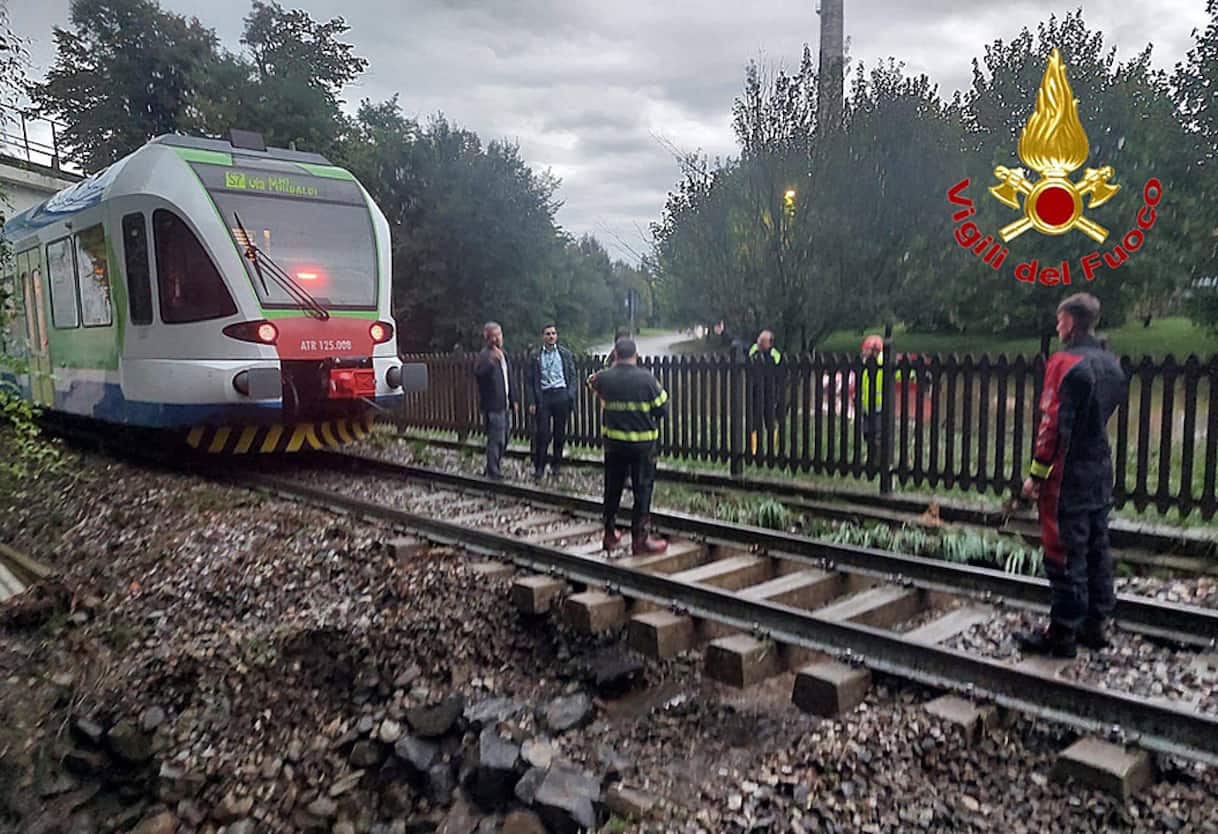 Maltempo, in Lombardia treno fermato a pochi metri da voragine. Nubifragio all