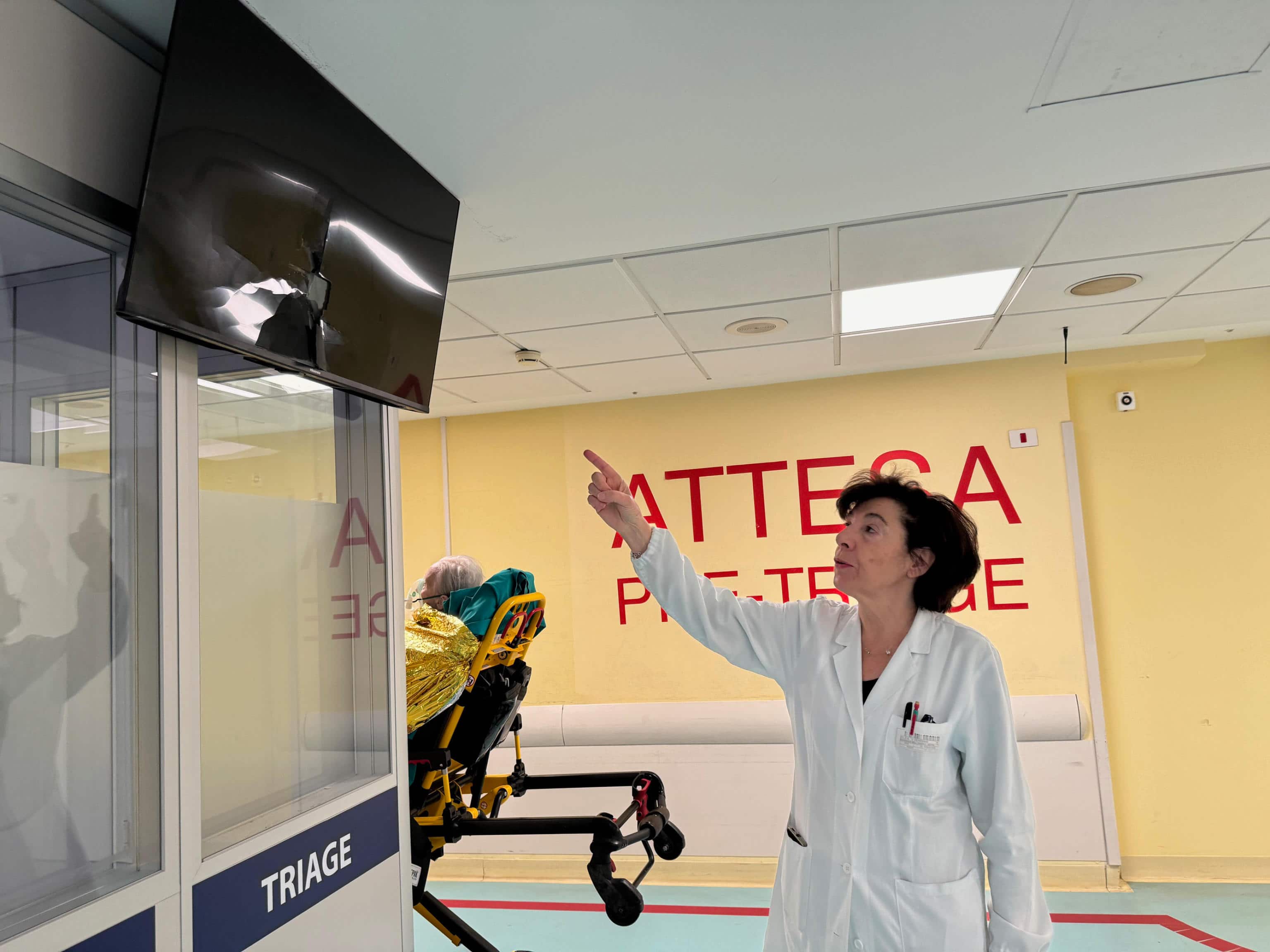Un 50 enne irlandese è stato arrestato dalla polizia dopo aver distrutto la sala d'attesa del pronto soccorso dell'ospedale di Mestre, obbligando le infermiere, terrorizzate, a nascondere una decina di pazienti nella guardiola. Un 50 enne irlandese è stato arrestato dalla polizia dopo aver distrutto la sala d'attesa del pronto soccorso dell'ospedale di Mestre, obbligando le infermiere, terrorizzate, a nascondere una decina di pazienti nella guardiola.Un 50 enne irlandese è stato arrestato dalla polizia dopo aver distrutto la sala d'attesa del pronto soccorso dell'ospedale di Mestre, obbligando le infermiere, terrorizzate, a nascondere una decina di pazienti nella guardiola.