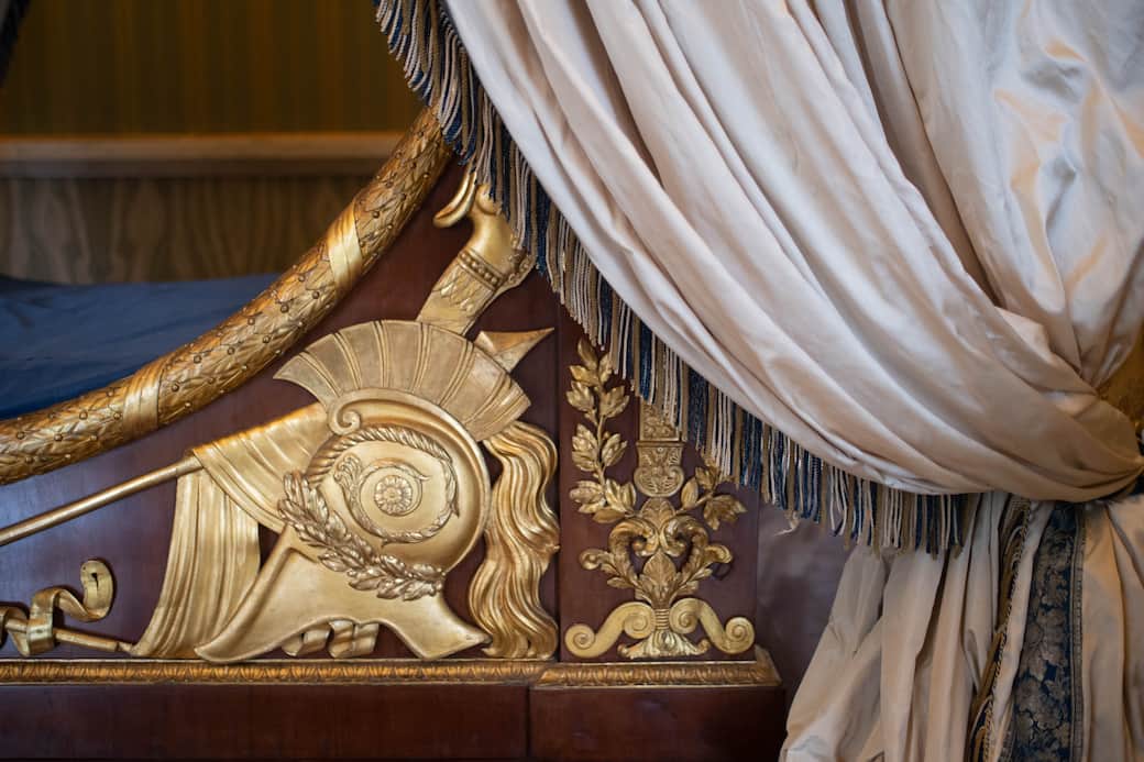 dettaglio_della_decorazione_e_tessuti_del_letto_di_Gioacchino_Murat_Reggia_di_Caserta.jpg