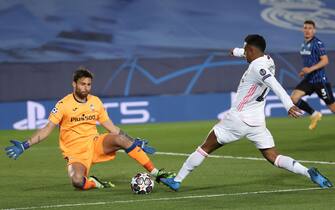 epa09078816 Real Madrid's striker Rodrygo Silva (R) vies for the ball with Atalanta's goalkeeper Marco Sportiello (L) during the UEFA Champions League round of 16 second leg soccer match between Real Madrid and Atalanta held at Alfredo Di Stefano stadium, in Madrid, central Spain, 16 March 2021.  EPA/JUANJO MARTIN