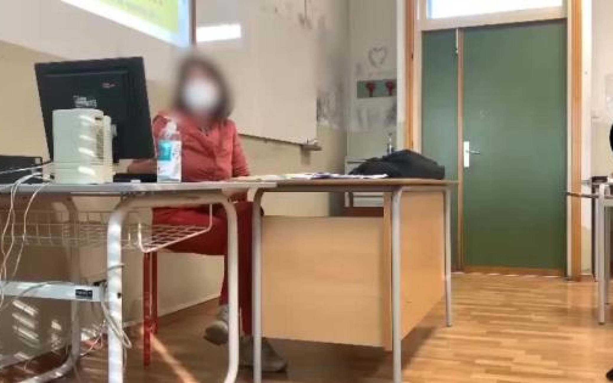 Un fermo immagine tratto da un video mostra un alunno di un istituto tecnico colpire una professoressa con una pistola ad aria compressa, Rovigo, 25 ottobre 2022. LA VOCE DI ROVIGO ++ ATTENZIONE LA FOTO NON PUO' ESSERE PUBBLICATA O RIPRODOTTA SENZA