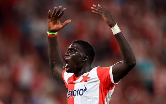 https://static.sky.it/editorialimages/6d958602af27a5cc71fd4cc6eed4eb5ec1e0cee1/skysport/it/calcio/calciomercato/video/2025/07/09/atalanta-diouf-calciomercato-news/diouf_ansa.jpg?im=Resize,width=565
