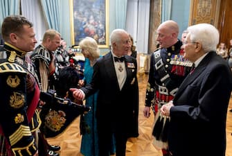 epa12021628 Italian President Sergio Mattarella (R) with Britain's King Charles III (C-R) and Queen Camilla (C-L) meet the Royal Pipers during the State Banquet at the Quirinale Palace in Rome, Italy, 09 April 2025.  EPA/PAOLO GIANDOTTI / QUIRINALE PALACE PRESS OFFICE HANDOUT HANDOUT EDITORIAL USE ONLY/NO SALES
