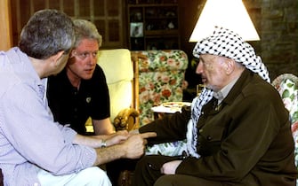 DCA74 - 20000719 - THURMONT, MD, UNITED STATES : In this picture released 19 July 2000 by the White House, US President Bill Clinton (2ndL) holds discsussions with PLO Chairman Yasser Arafat at Camp David late 18 July 2000. At left is presidential advisor Gemal Helal. 
EPA PHOTO AFP/WHITE HOUSE PHOTO/jf