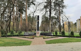 Nell'ordine sindaco di Slavutich, Yurii Fomichev, il palazzo del Comune, 4 foto del memoriale di Chernobyl.