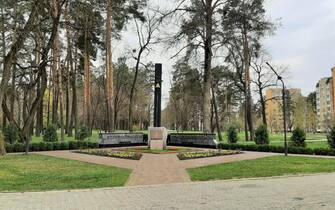 Nell'ordine sindaco di Slavutich, Yurii Fomichev, il palazzo del Comune, 4 foto del memoriale di Chernobyl.