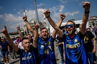 epa10683048 Fans of Inter Milan gather prior to the UEFA Champions League Final match between Manchester City and Inter Milan, at the Taksim Square in Istanbul, Turkey, 10 June 2023.  EPA/MARTIN DIVISEK