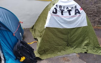 Alcuni studenti dentro una tenda da campeggio hanno montato dei cartelli di protesta contro il caro affitt  davanti al Miur a Roma, 11 maggio 2023.
ANSA/Cecilia Ferrara