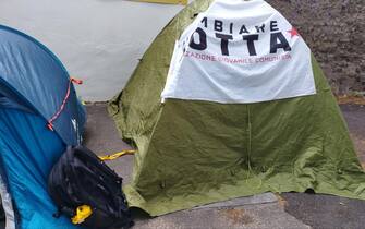 Alcuni studenti dentro una tenda da campeggio hanno montato dei cartelli di protesta contro il caro affitt  davanti al Miur a Roma, 11 maggio 2023.
ANSA/Cecilia Ferrara