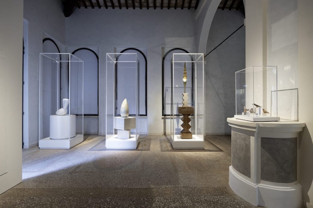 Vista dell’allestimento della mostra Brancusi. Scolpire il volo. Ph. Simona Murrone