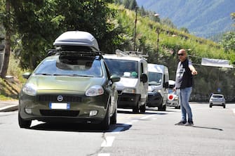 E' iniziata questa mattina l'evacuazione di residenti e turisti che occupano una trentina di case nella parte bassa della val Ferret (Courmayeur) a causa dell'allerta per il crollo di una parte del ghiacciaio di Planpincieux (circa 500.000 metri cubi), Courmayeur (Aosta), 6 agosto 2020.
ANSA/Thierry Pronesti