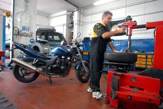 OFFICINA MECCANICO RIPARA AUTO MOTO MOTORINI GOMMISTA REVISIONE