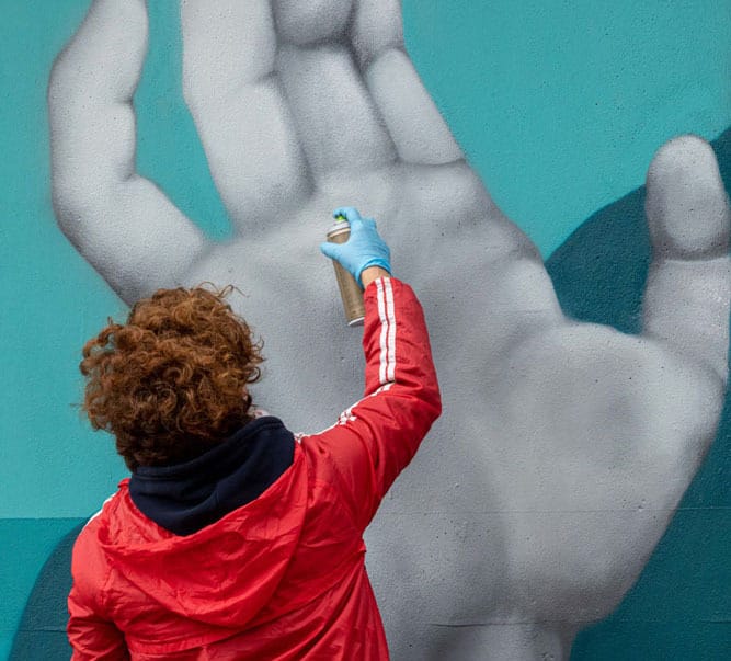 UrbanKofa-painting-the-hands-Ph_Massimiliano_Frau.jpg