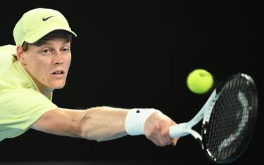 epa11833077 Jannik Sinner of Italy in action during his Men's Singles round 3 match against Marcos Giron of USA at the Australian Open tennis tournament in Melbourne, Australia, 18 January 2025.  EPA/JOEL CARRETT AUSTRALIA AND NEW ZEALAND OUT