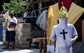 epa12038274 A Catholic penitent conducts self-flagellation while going around communities to mark Good Friday in Kalayaan town of Laguna province, Philippines, 18 April 2025. Filipino penitents mark Good Friday with self-flagellation, a Holy Week tradition that many continue to perform to emulate Christ's suffering and seek forgiveness, despite repeated calls from the Catholic Church and government health officials to refrain from the practice.  EPA/ROLEX DELA PENA
