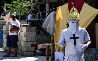 Venerdì Santo nelle Filippine epa12038274 A Catholic penitent conducts self-flagellation while going around communities to mark Good Friday in Kalayaan town of Laguna province, Philippines, 18 April 2025. Filipino penitents mark Good Friday with self-flagellation, a Holy Week tradition that many continue to perform to emulate Christ's suffering and seek forgiveness, despite repeated calls from the Catholic Church and government health officials to refrain from the practice. EPA/ROLEX DELA PENA