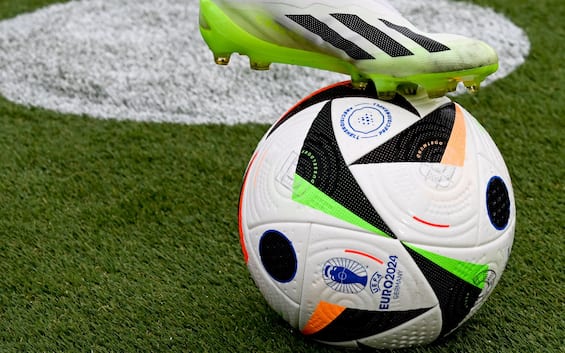 Pallone Euro 2024, la Uefa svela ufficialmente Fussballliebe | Sky TG24