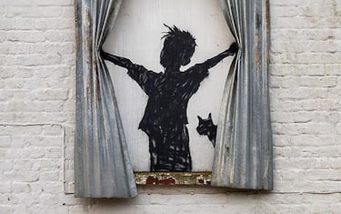 Il profilo nero di un bambino e di un gatto alla finestra, come nel negativo di una foto, tracciato su ciò che resta di una fattoria semi demolita a Herne Bay, nella contea del Kent. E' l'ultima opera rivendicata da Banksy, misterioso artista e writer di Bristol, 15 marzo 2023.
Instagram Bansky + ATTENZIONE LA FOTO NON PUO' ESSERE PUBBLICATA O RIPRODOTTA SENZA L'AUTORIZZAZIONE DELLA FONTE DI ORIGINE CUI SI RINVIA + NPK