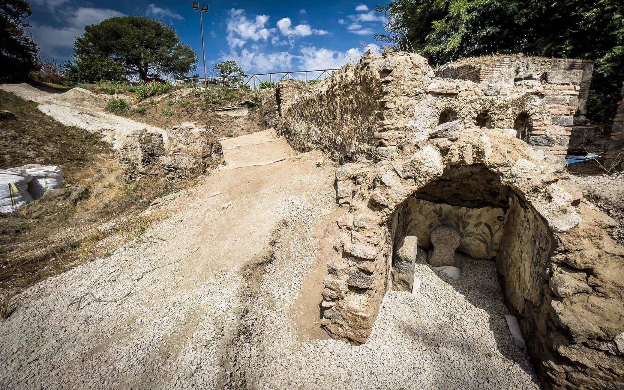 Rinvenuta una tomba con resti umani e suppellettili presso la necropoli di Porta Sarno, a est dell’antico centro urbano di Pompei. Sulla lastra marmorea posta sul frontone della tomba un’iscrizione commemorativa del proprietario Marcus Venerius Secundio richiama, straordinariamente, lo svolgimento a Pompei di spettacoli in lingua greca, mai prima attestati in maniera diretta. 
Si tratta dell’ultima scoperta di Pompei, avvenuta nel corso di una campagna di scavo promossa nell’area della necropoli di Porta Sarno, dal Parco Archeologico di Pompei e dall’Università Europea di Valencia Napoli 16 Agosto 2021. ANSA/CESARE ABBATE 