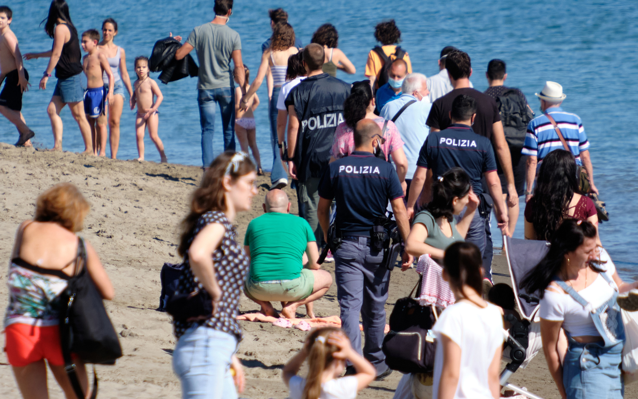 Coronavirus, Ostia: assalto alla spiaggia nel primo sabato post
