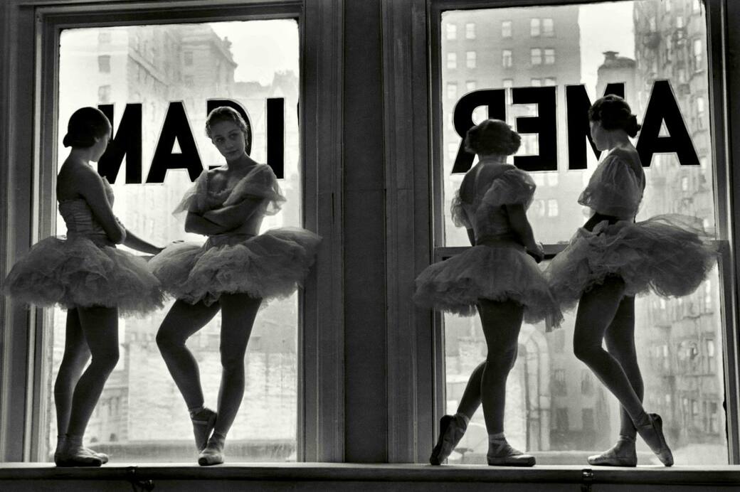 Alfred Eisenstaedt, Ballerine in piedi sul davanzale di una finestra della School of American Ballet di George Balanchine. New York City, 1937 © Alfred Eisenstaedt / The LIFE Picture Collection / Shutterstock
