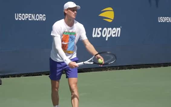 https://static.sky.it/editorialimages/6e67409fae203f9c7a4a4276f3dd4fd24748a9c1/skysport/it/tennis/video/2025/08/25/sinner-us-open-allenamento-video-1031368/sinner_allenamento-stamp-ok.jpg?im=Resize,width=565