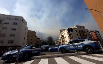 Vigili del fuoco, carabinieri e polizia in via Teulada, area in cui si sono sviluppate le fiamme, Roma, 31 luglio 2024. "Le fiamme erano già alte dal primo pomeriggio, abbiamo visto la colonna di fumo, nera e densa, e poi udito delle esplosioni. Abbiamo avuto paura e siamo scesi in strada", questo il racconto di alcuni abitanti di Monte Mario scesi in strada per paura del grande rogo che sta bruciando la collina e minacciando le case.
ANSA/ MASSIMO PERCOSSI