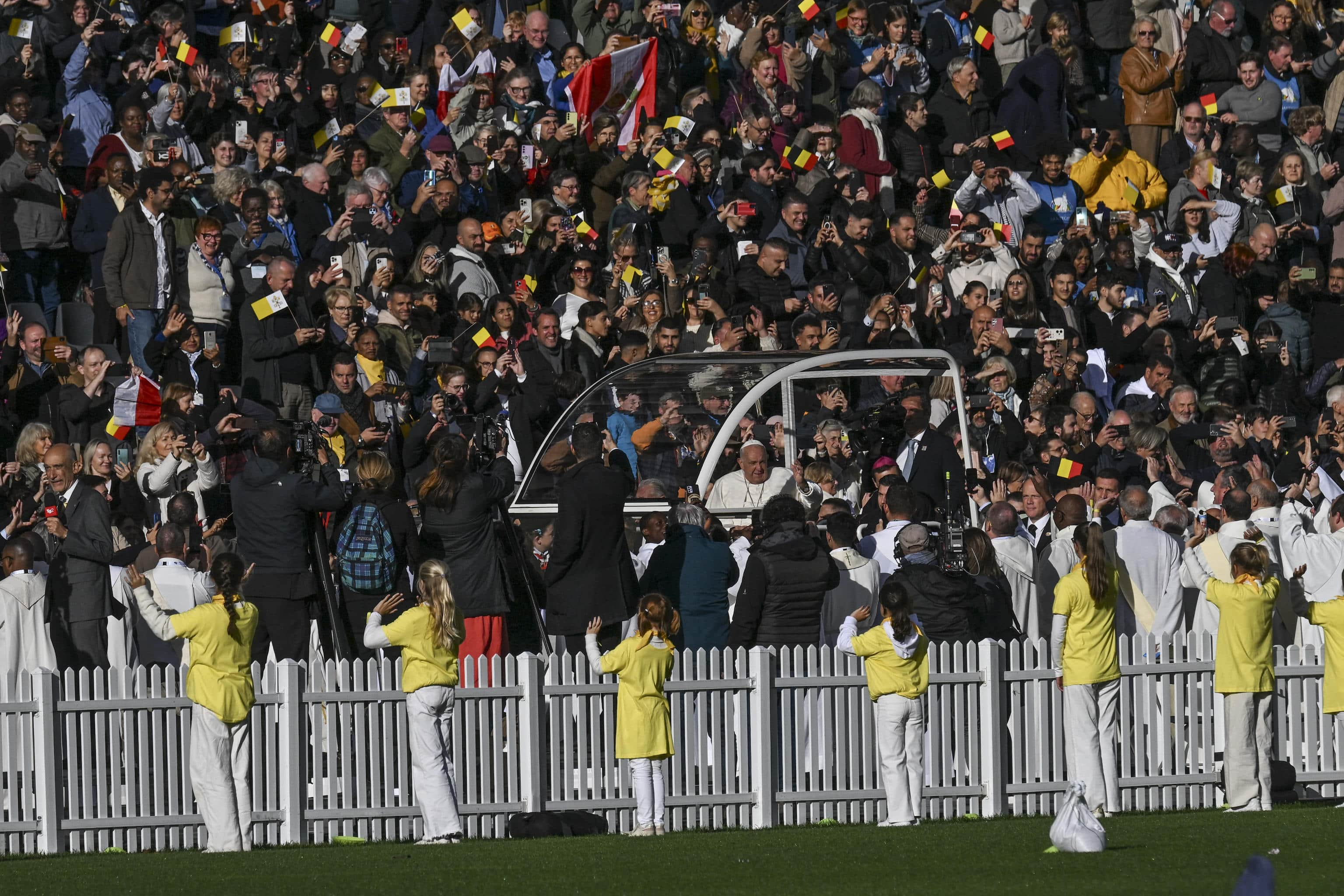 Papa Francesco arriva nello stadio di Bruxelles