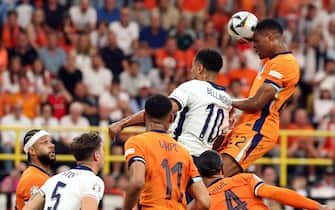 epa11471127 Denzel Dumfries of the Netherlands (R) heads the ball during the UEFA EURO 2024 semi-finals soccer match between Netherlands and England, in Dortmund, Germany, 10 July 2024.  EPA/FRIEDEMANN VOGEL