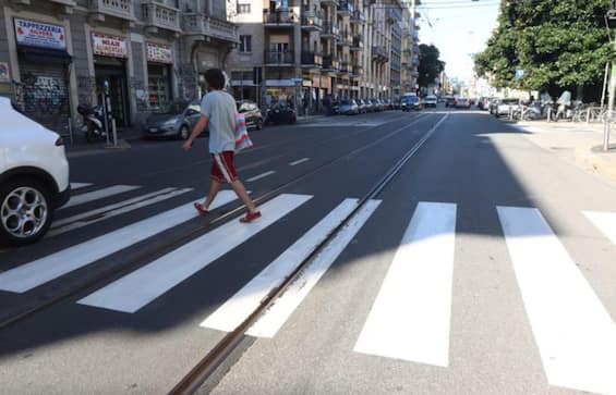 Milano, 25enne investito e ucciso sulle strisce: arrestato un poliziotto fuori servizio
