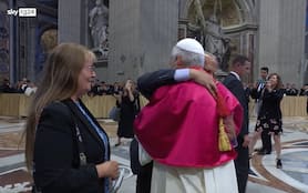 Leone XIV "rompe" il protocollo e abbraccia il fratello. VIDEO