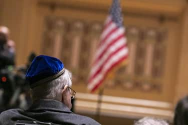 epa07128255 Community members gather at Sodiers and Sailors Memorial Hall for a vigil for the victims of the mass shooting at the Tree of Life synagogue, in Pittsburgh, Pennsylvania, USA, 28 October 2018. According to media reports, 11 people were killed by the gunman, identified as Robert Bowers, who has been charged with hate crimes and other federal charges.  EPA/ADAM SCHULTZ