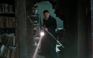 Father Esquibel (Daniel Zovatto) and Father Gabriele Amorth (Russell Crowe) in Screen Gems’ THE POPE’S EXORCIST.