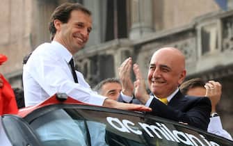 L'ad del milan Adriano Galliani (D) con l'allenatore Massimigliano Allegri durante i festeggiamenti in piazza Duomo  oggi 14 maggio 2011.
MATTEO BAZZI / ANSA